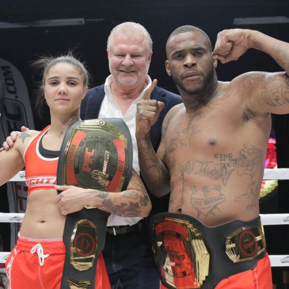 Campeões de luta de travesseiros posando para foto.